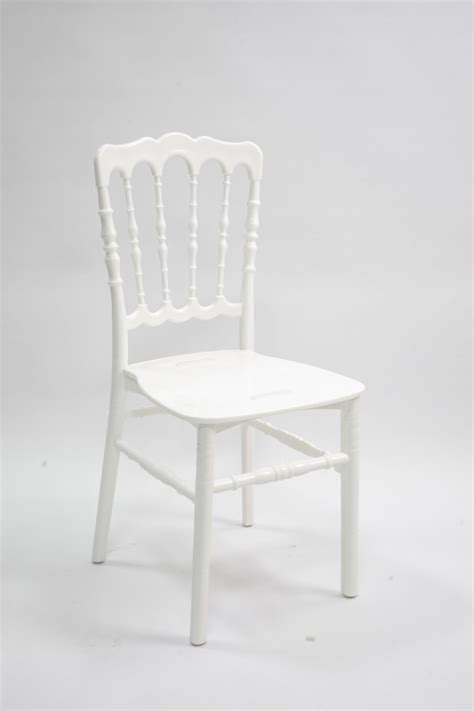 Beyaz sandalye